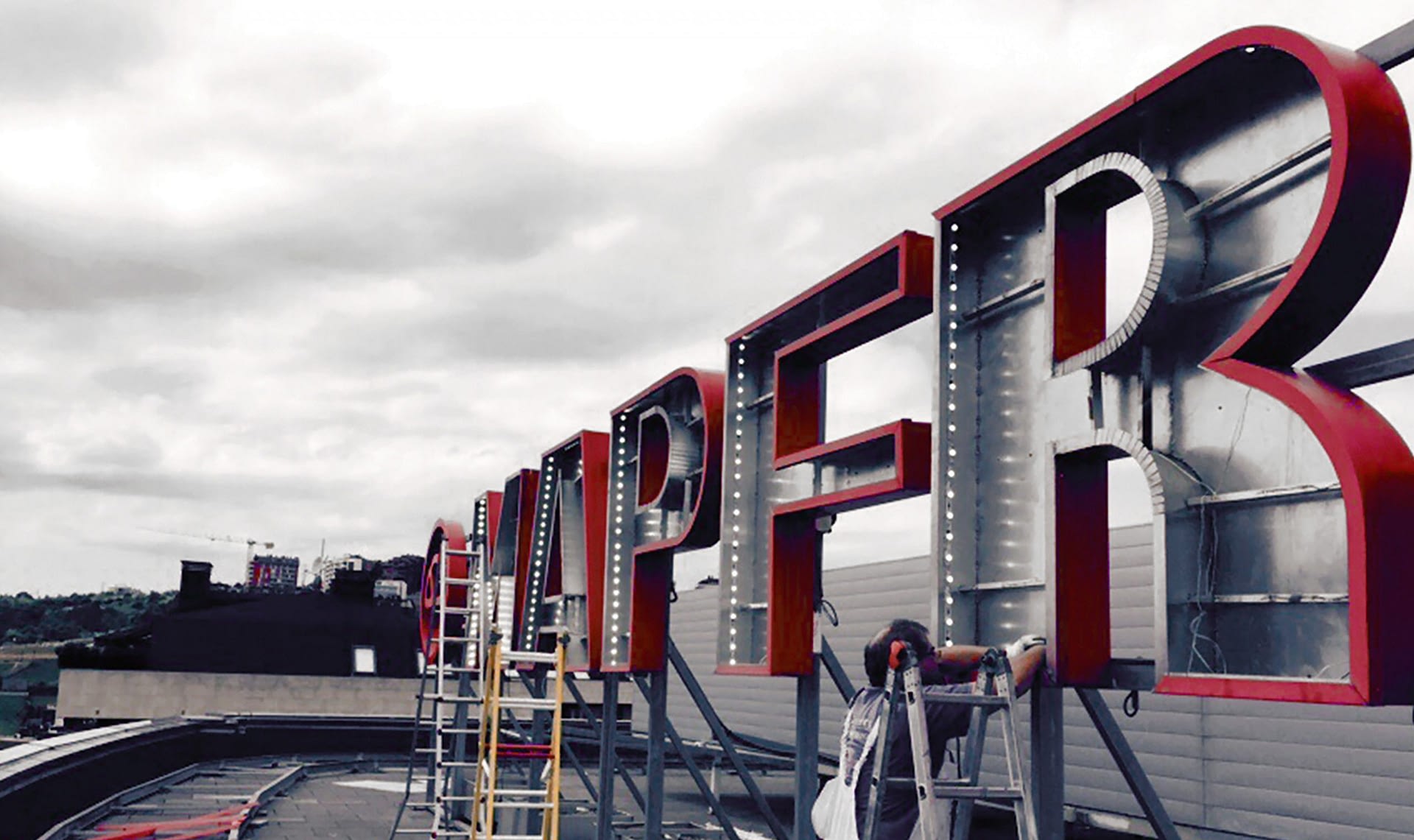 logo iluminado mapfre grande